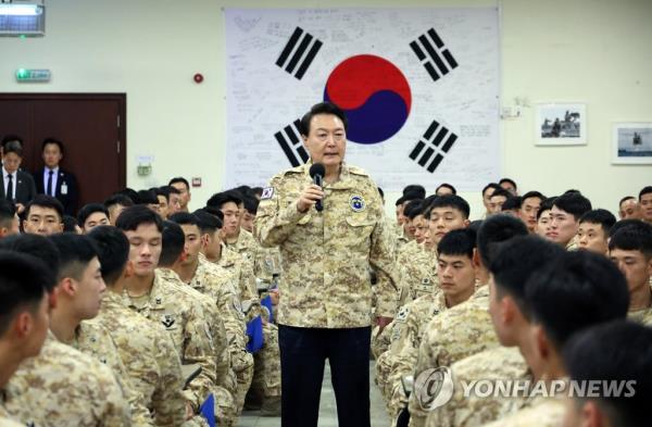 President Yoon Suk Yeol (C) speaks as he meets with South Korean troops of the Akh unit in the United Arab Emirates on Jan. 15, 2023. (Yonhap)