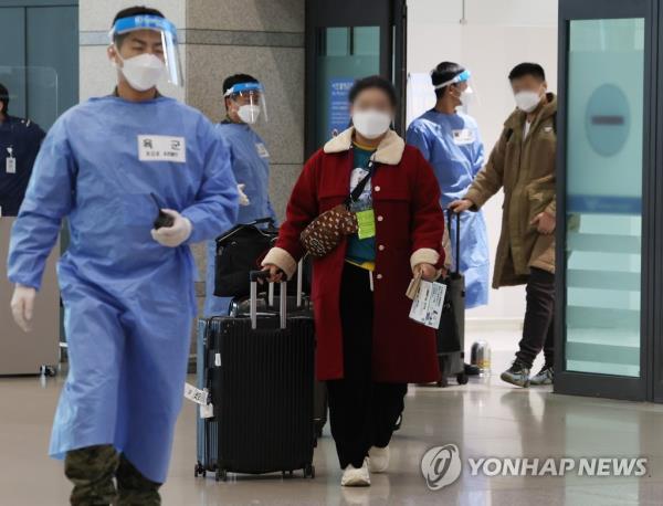 Travelers wearing masks arrive at Incheon Internatio<em></em>nal Airport, west of Seoul, on Feb. 12, 2023. (Yonhap)