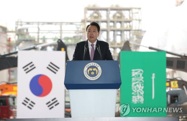 President Yoon Suk Yeol delivers co<em></em>ngratulatory remarks at the groundbreaking ceremony for an S-Oil petrochemical plant in the southeastern city of Ulsan on March 9, 2023. (Pool photo) (Yonhap)
