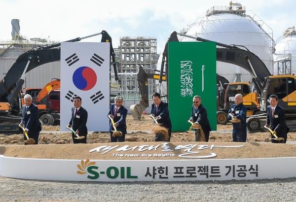 (From L to R) Mohammed Y. Al Qahtani, executive vice president of Aramco; Ulsan Mayor Kim Doo-kyum; Hussain A. Al Qahtani, CEO of S-Oil Corp.; President Yoon Suk Yeol; Amin Nasser, president and CEO of Aramco; and other officials together throw the first shovel of dirt during the groundbreaking ceremony for the Shaheen Project in Ulsan, 307 kilometers southeast of Seoul, on March 9, 2023, in this photo provided by S-Oil. (PHOTO NOT FOR SALE) (Yonhap)
