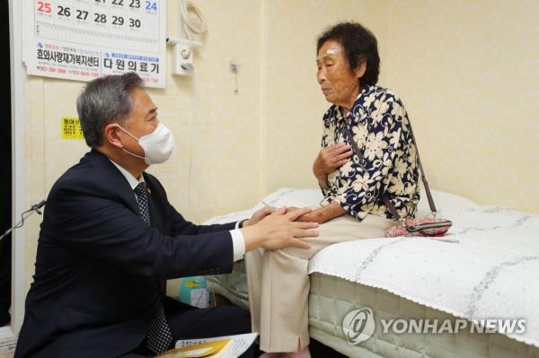 Foreign Minister Park Jin (L) talks with Yang Keum-deok, a victim of Japan's Mitsubishi Heavy Industries Ltd.'s wartime forced labor, during a visit to Yang's house in Gwangju, 268 kilometers south of Seoul, in this file photo taken Sept. 2, 2022. (Pool photo) (Yonhap)