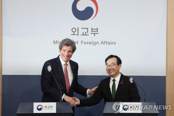 South Korea's Second Vice Foreign Minister Lee Do-hoon (R) shakes hands with U.S. Under Secretary for Eco<em></em>nomic Growth, Energy and the Enviro<em></em>nment Jose Fernandez as they attend a joint press co<em></em>nference at the foreign ministry in Seoul on Jan. 10, 2023, after holding a meeting to discuss a range of bilateral issues, including a new U.S. law that offers tax incentives to electric vehicles assembled in North America. (Yonhap)