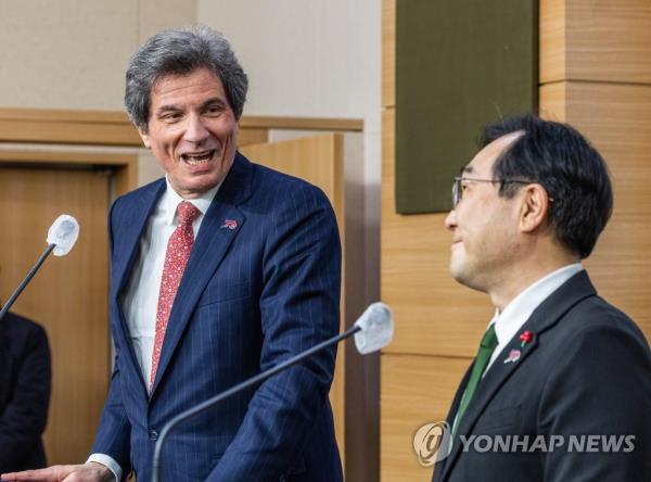 South Korea's Second Vice Foreign Minister Lee Do-hoon (R) looks at U.S. Under Secretary for Eco<em></em>nomic Growth, Energy and the Enviro<em></em>nment Jose Fernandez as they attend a joint press co<em></em>nference at the foreign ministry in Seoul on Jan. 10, 2023, after holding a meeting to discuss a range of bilateral issues, including a new U.S. law that offers tax incentives to electric vehicles assembled in North America. (Yonhap)