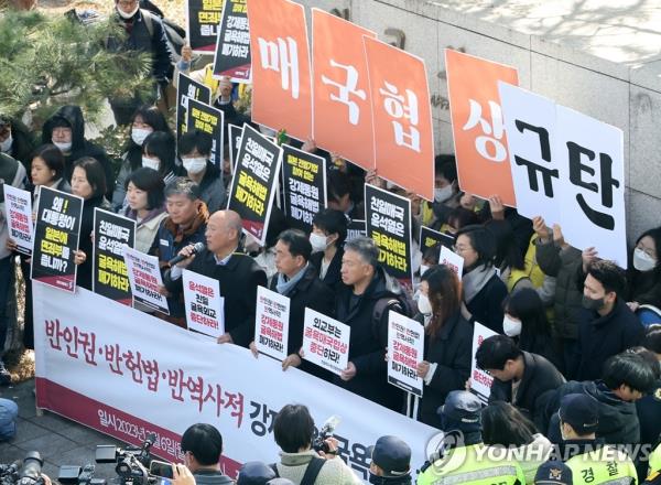 Members of a progressive activist group stage a rally in front of the foreign ministry in Seoul on March 6, 2023, to protest the South Korean government's solution for addressing the issue of compensation for Japan's wartime forced labor. The government formally proposed compensating more than a dozen victims of Japan's wartime forced labor through a Seoul-backed public foundation, instead of direct payments from respo<em></em>nsible Japanese firms. (Yonhap)