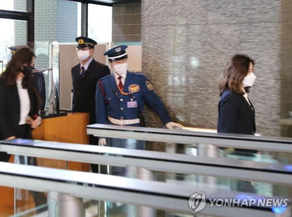 This file photo from Nov. 24, 2022, shows Seo Min-jung (R), director general for Asia and Pacific affairs of South Korea's foreign ministry, entering the Japanese foreign ministry in Tokyo. (Yonhap)