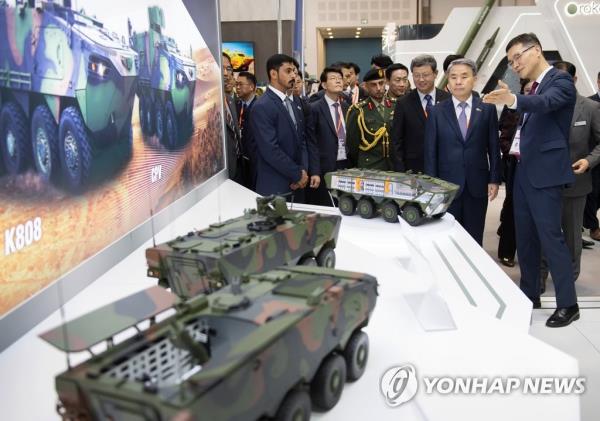 Defense Minister Lee Jong-sup (2nd from R) tours a South Korean exhibition booth at the Internatio<em></em>nal Defence Exhibition & Co<em></em>nference 2023 in Abu Dhabi on Feb. 20, 2023, in this photo released by his office the next day. (PHOTO NOT FOR SALE) (Yonhap)