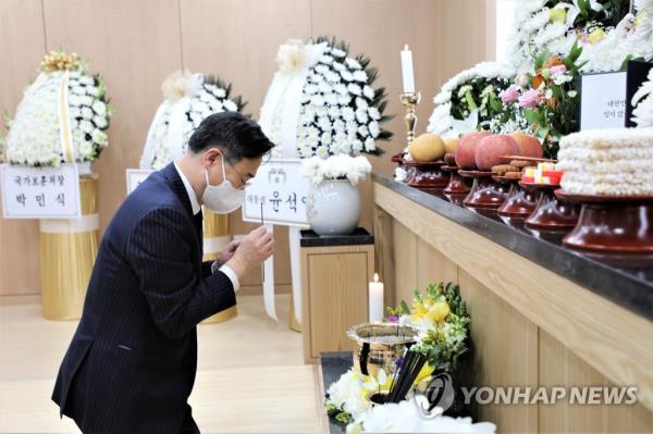 Vice Defense Minister Shin Beom-chul pays his respect at the memorial altar of Han Jae-bok, a former priso<em></em>ner of war, at the Armed Forces Capital Hospital in Seongnam, just south of Seoul, on Feb. 9, 2023, in this photo released by the defense ministry. (PHOTO NOT FOR SALE) (Yonhap)
