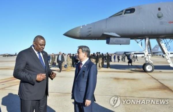 This file photo, released by South Korea's defense ministry on Nov. 3, 2022, shows Defense Minister Lee Jong-sup (R) speaking with his U.S. counterpart, Lloyd Austin, during their visit at Joint ba<em></em>se Andrews in Prince George's County, Maryland. (PHOTO NOT FOR SALE) (Yonhap)