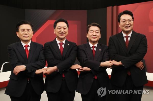 Co<em></em>ntenders of the ruling People Power Party's leadership race -- Former Prime Minister Hwang Kyo-ahn, Reps. Kim Gi-hyeon and Ahn Cheol-soo, and lawyer Chun Ha-ram (from L to R) -- pose for a photo ahead of a TV debate held at a broadcasting station in western Seoul on March 3, 2023. (Pool photo) (Yonhap)