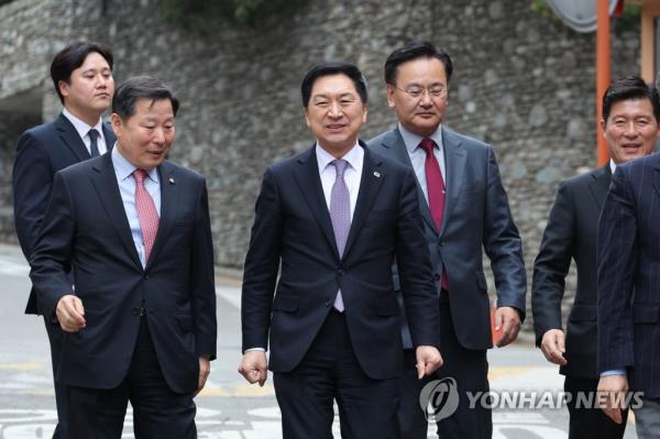 Ruling People Power Party leader Kim Gi-yeon (C) enters former President Lee Myung-bak's perso<em></em>nal residence in southern Seoul on March 15, 2023. (Yonhap)