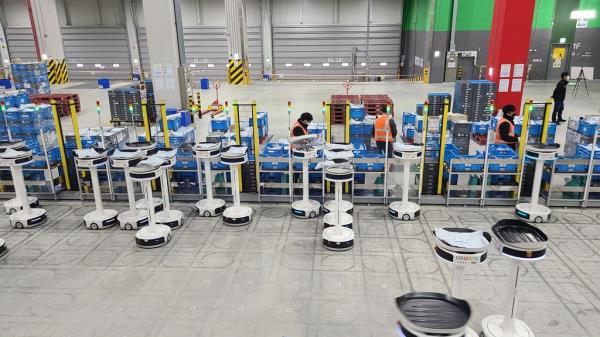 Sorting robots deliver packages to boxes at Coupang Inc.'s fulfillment center in Daegu, 237 kilometers south of Seoul, on Feb. 3, 2023. (Yonhap)