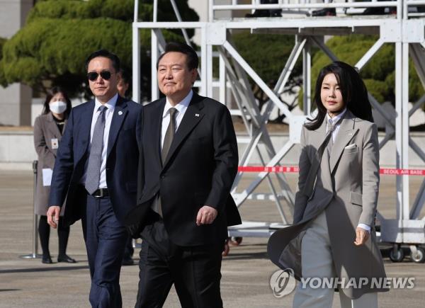 President Yoon Suk Yeol (C) and first lady Kim Keon Hee (R) arrive at Seoul Air ba<em></em>se in Seongnam, south of Seoul, to leave for Japan for a summit with Japanese Prime Minister Fumio Kishida on March 16, 2023. (Yonhap)