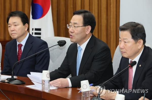 Ruling People Power Party floor leader Joo Ho-young (C) speaks during the party's policy respo<em></em>nse meeting at the Natio<em></em>nal Assembly on March 17, 2023. (Yonhap)