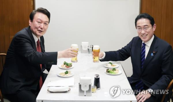 President Yoon Suk Yeol (L) and Japanese Prime Minister Fumio Kishida toast as the leaders and their wives have dinner together at a restaurant in Tokyo on March 16, 2023. (Yonhap)