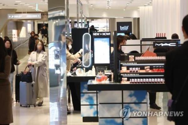 This file photo taken March 20, 2023, shows a department store in Seoul crowded with customers. (Yonhap)