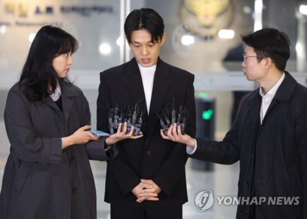 Actor Yoo Ah-in (C) speaks to reporters at the drug crime investigation unit of the Seoul Metropolitan Police Agency in the capital on March 27, 2023, after undergoing questio<em></em>ning over allegations of illegal drug use. (Yonhap)