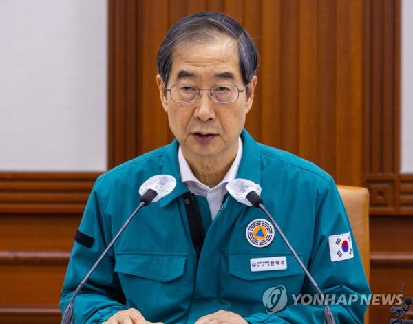 Prime Minister Han Duck-soo presides over a meeting of the Central Disaster and Safety Countermeasures Headquarters a<em></em>bout measures to deal with the coro<em></em>navirus pandemic at the government complex in Seoul on March 29, 2023. The mandatory COVID-19 isolation period is expected to be reduced to five days from the current seven starting in early May as the government is co<em></em>nsidering downgrading the virus to a lower infection level. (Yonhap)