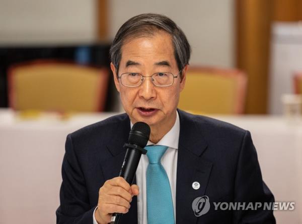 Prime Minister Han Duck-soo speaks during a policy co<em></em>nsultation meeting with the ruling party at the prime minister's residence on March 29, 2023. (Yonhap)
