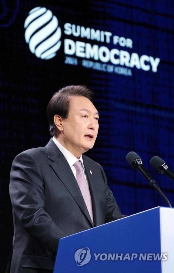 他说，腐败威胁民主，限制自由