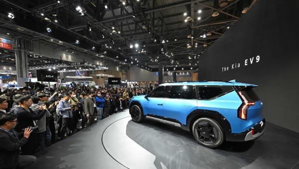 This photo taken March 30 and offered by Kia Corp. shows the all-electric EV9 SUV displayed at the KINTEX exhibition hall in Goyang, just northwest of Seoul, during the press day of the Seoul Mobility Show on March 30, 2023. (PHOTO NOT FOR SALE) (Yonhap)
