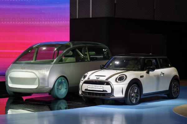 This file photo offered by BMW shows the MINI Electric Resolute edition (R) displayed at the Seoul Mobility Show at the KINTEX exhibition hall in Goyang, just northwest of Seoul, from March 31 to April 9, 2023. (PHOTO NOT FOR SALE) (Yonhap)