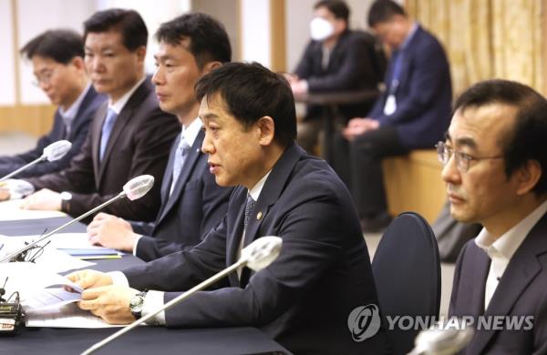 监管机构敦促主要金融公司的领导人寻求市场稳定和负责任的管理
