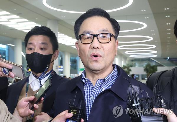 Cho Hyun-chun (C), a former head of the now-defunct Defense Security Command, speaks to reporters at Incheon Internatio<em></em>nal Airport, west of Seoul, on March 29, 2023. (Yonhap) 