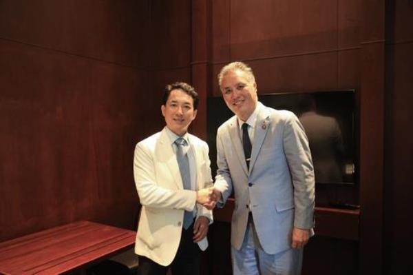 Rep. Mark Takano (R) and South Korean Veterans Affairs Minister Park Min-shik are seen shaking hands during their meeting in Seoul on Aug. 4, 2022 in this photo provided by the Ministry of Patriots and Veterans Affairs. (PHOTO NOT FOR SALE) (Yonhap)