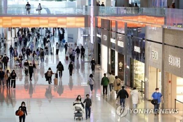 This file photo shows the duty-free zone of Terminal 2 of Incheon Internatio<em></em>nal Airport, west of Seoul, crowded with travelers on March 2, 2023. (Yonhap)