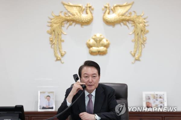 This photo of President Yoon Suk Yeol holding phone talks with Dutch Prime Minister Mark Rutte is provided by the presidential office. (PHOTO NOT FOR SALE) (Yonhap)