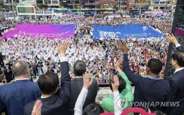 Delegates from the Bureau Internatio<em></em>nal des Expositions (BIE) wave to welcoming crowds after arriving at Busan Station in Busan, 325 kilometers southeast of Seoul, on April 4, 2023. (Yonhap)