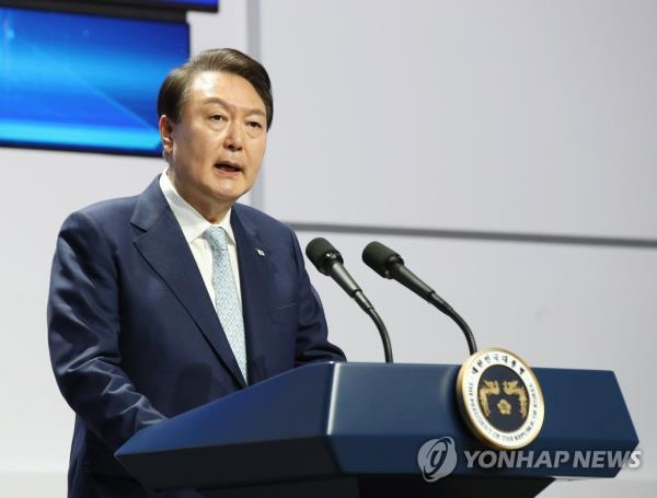 President Yoon Suk Yeol delivers remarks at an investment ceremony at Samsung Display Co.'s campus in Asan, 87 kilometers south of Seoul, on April 4, 2023. (Pool photo) (Yonhap)