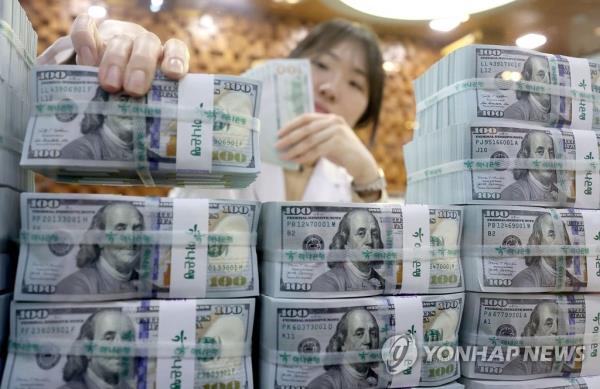 Foreign reserves grow in March on dollar's descent - 1