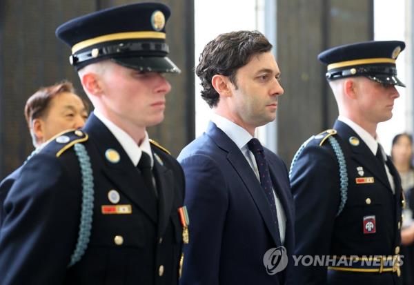 U.S. Sen. Jon Ossoff (C) pays tribute to fallen soldiers at the War Memorial of Korea in Seoul on April 6, 2023. (Yonhap)