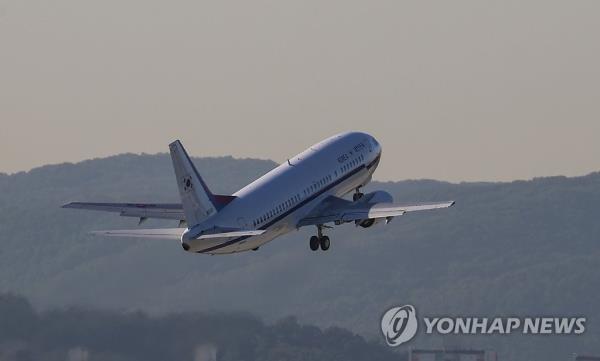 This file photo, taken Sept. 5, 2018, shows the Air Force Two taking off from Seoul Air ba<em></em>se in Seongnam, just south of the capital. (Yonhap)