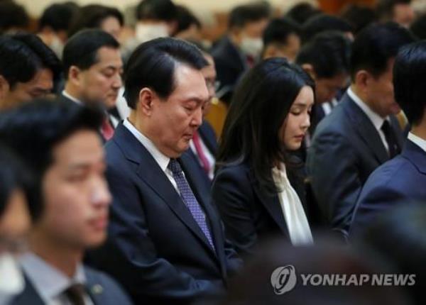 This photo shows President Yoon Suk Yeol (L) and his wife, Kim Keon Hee, attending an Easter service at Youngnak Presbyterian Church in central Seoul on April 9, 2023. (Pool photo) (Yonhap)
