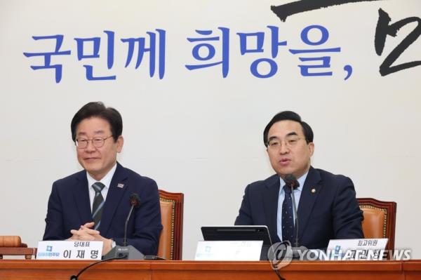 Main opposition Democratic Party leader Lee Jae-myung (L) and floor leader Park Hong-keun (R) attend a party meeting at the Natio<em></em>nal Assembly on April 10, 2023. (Yonhap)