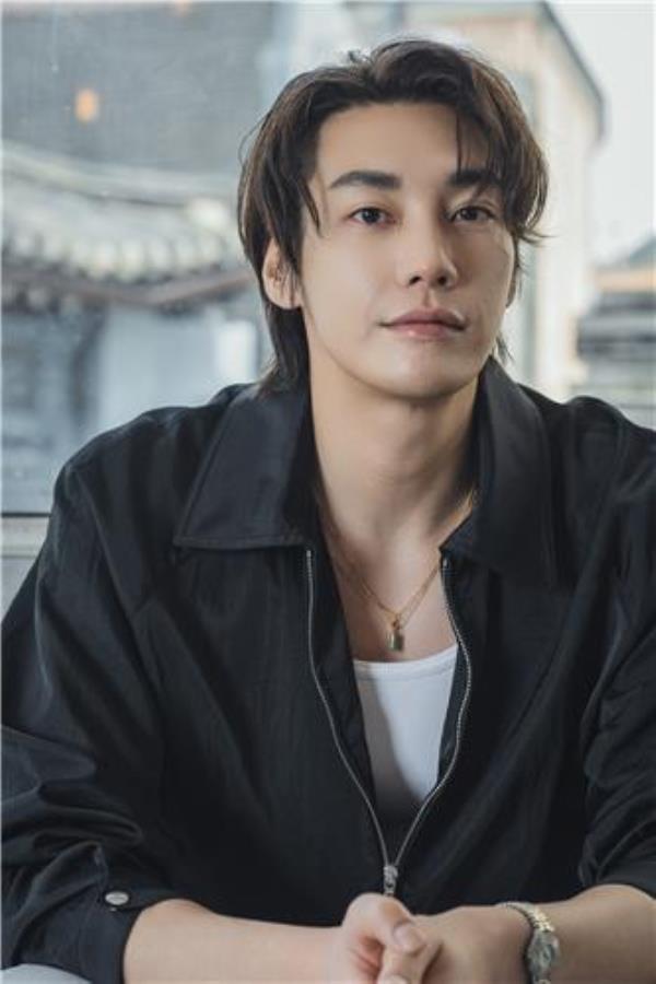 演员金英光在《爱》中传达了微妙的悲伤