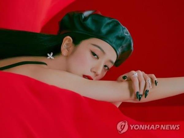 BLACKPINK的Jisoo以《Flower》首次登上Billboard全球两大歌曲排行榜第二名