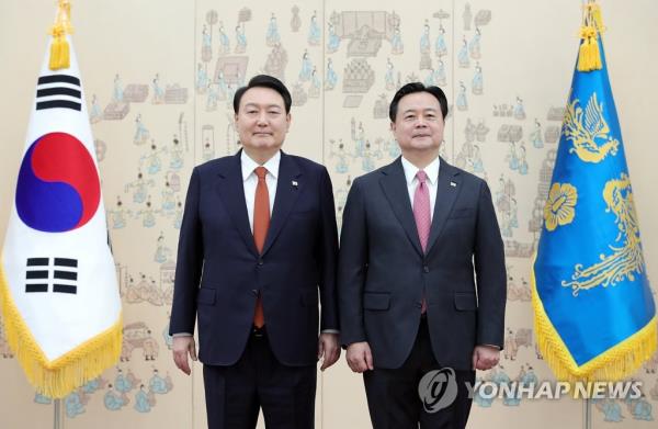 President Yoon Suk Yeol (L) poses for a photo with new South Korean Ambassador to the United States Cho Hyun-dong after awarding him a letter of credentials at the presidential office in Seoul on April 12, 2023. (Pool photo) (Yonhap)