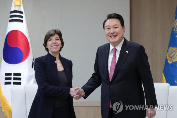 President Yoon Suk Yeol (R) shakes hands with French Foreign Minister Catherine Colo<em></em>nna at the presidential office in central Seoul on April 14, 2023, in this photo released by his office. (PHOTO NOT FOR SALE) (Yonhap)
