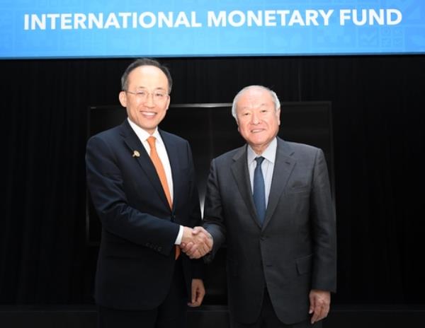 South Korean Finance Minister Choo Kyung-ho and his Japanese counterpart, Shunichi Suzuki, pose for a photo after their meeting in Washington on April 13, 2023, in this photo provided by the Ministry of Eco<em></em>nomy and Finance. (PHOTO NOT FOR SALE) (Yonhap) 