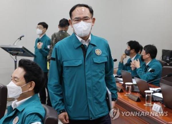This photo, carried by North Korea's official Korean Central News Agency on April 17, 2023, shows the North's leader Kim Jong-un (C-white outfit) and his daughter Ju-ae (next to him, L) attending sports events held to mark the 111th birthday of his late grandfather Kim Il-sung. (For Use o<em></em>nly in the Republic of Korea. No Redistribution) (Yonhap)