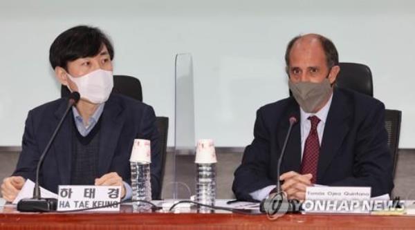 Rep. Ha Tae-keung of the ruling People Power Party (L) and Tomas Ojea Quintana, the United Nations' special rapporteur on North Korea's human rights, speak at a meeting held at the Natio<em></em>nal Assembly in Seoul on April 17, 2023.