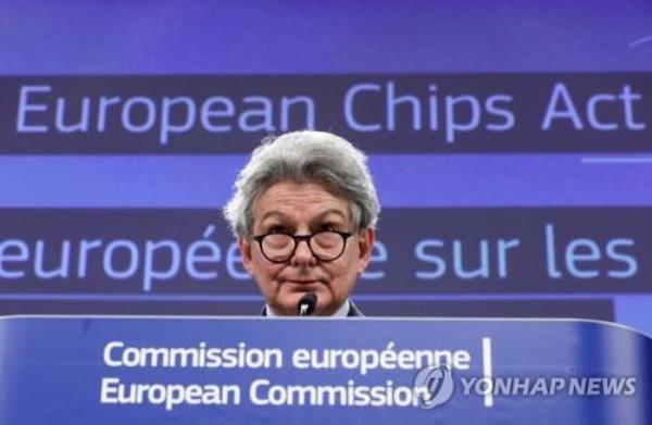 This Reuters' file photo shows European Internal Market Commissio<em></em>ner Thierry Breton holding a news co<em></em>nference in Belgium on a plan to boost the chip industry on Feb. 8, 2022. (PHOTO NOT FOR SALE) (Yonhap)