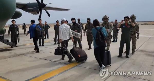 Korean natio<em></em>nals board a military aircraft at an airport in Port Sudan on April 24, 2023, in this photo released by Seoul's presidential office. (PHOTO NOT FOR SALE) (Yonhap)