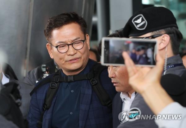 Song Young-gil, a former leader of the Democratic Party, arrives at Incheon Internatio<em></em>nal Airport, west of Seoul, on April 24, 2023. (Yonhap)