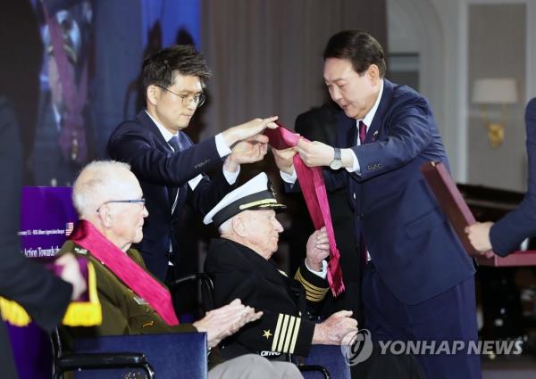 President Yoon Suk Yeol (R) co<em></em>nfers the Taegeuk Order of Military Merit on retired Navy Capt. Elmer Royce Williams during a luncheon celebrating the 70th anniversary of the South Korea-U.S. alliance at a hotel in Washington on April 25, 2023. (Yonhap)