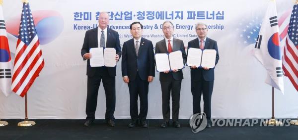 This photo, provided by South Korea's Doosan Enerbility Co., shows Industry Minister Lee Chang-yang (2nd from L) posing for a photo with officials from Doosan, NuScale Power and the Export-im<em></em>port Bank during the advanced industry and clean energy partnership event in Washington on April 25, 2023. (PHOTO NOT FOR SALE) (Yonhap)