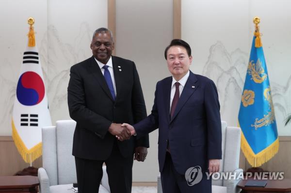 President Yoon Suk Yeol (R) shakes hands with U.S. Defense Secretary Lloyd Austin during their meeting at the presidential office in Seoul on Jan. 31, 2023, in this photo provided by Yoon's office. (PHOTO NOT FOR SALE) (Yonhap)
